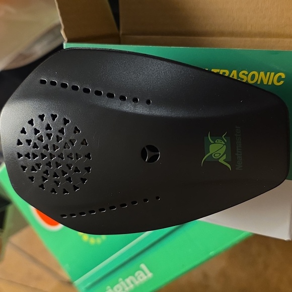 Ultrasonic Pest Repeller - Black - Picture 6 of 7